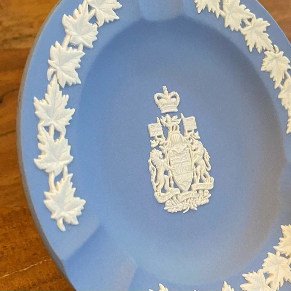 Wedgwood Jasperware Canada Coat of Arms Small Dish - Picture 3 of 11
